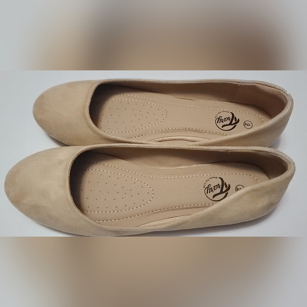 NWOT TRARY BEIGE FLATS
